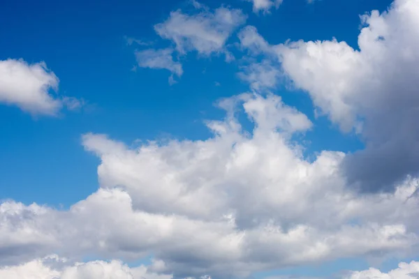 Wolken Met Blauwe Lucht Tijdens Zonnige Dag — Stockfoto