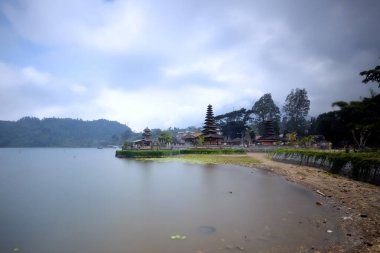Pura Ulun Danu Beratan (veya Pura Bratan) beyaz arka planda izole edildi. Endonezya, Bali 'de bir tapınak.