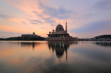 Gün batımında Putra Camii, Malezya 'nın en ünlü turistik mekanı.