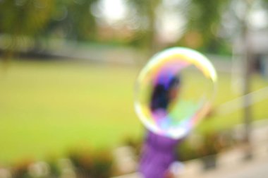 Dev baloncuk oynayan çocukların bulanık görüntüsü