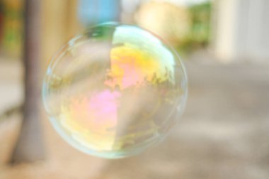 Dev baloncuk oynayan çocukların bulanık görüntüsü