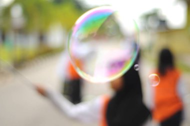 Dev baloncuk oynayan çocukların bulanık görüntüsü