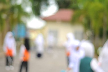 Dev baloncuk oynayan çocukların bulanık görüntüsü