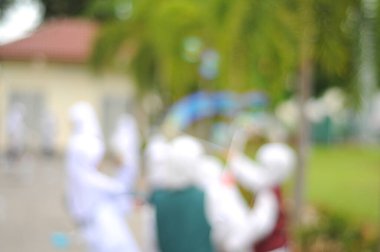 Dev baloncuk oynayan çocukların bulanık görüntüsü