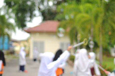 Dev baloncuk oynayan çocukların bulanık görüntüsü