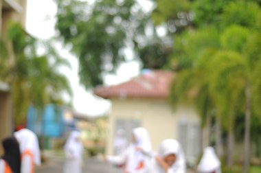 Dev baloncuk oynayan çocukların bulanık görüntüsü