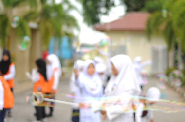 Dev baloncuk oynayan çocukların bulanık görüntüsü