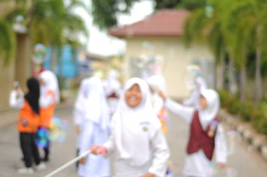 Dev baloncuk oynayan çocukların bulanık görüntüsü