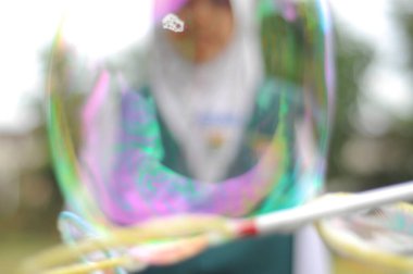 Dev baloncuk oynayan çocukların bulanık görüntüsü