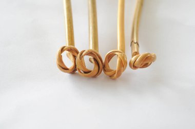 Beyaz arkaplanda bambu çubukları