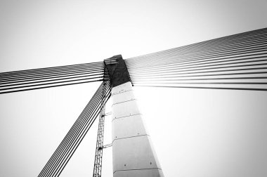 Putrajaya 'daki modern köprü mimarisi. Siyah ve beyaz