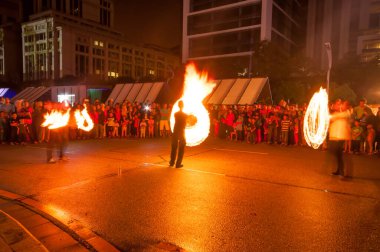 Ateş ve ışık gösterisi sokak manzarasında 