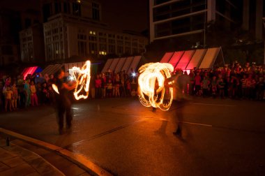 Ateş ve ışık gösterisi sokak manzarasında 