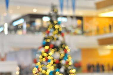 Noel ağacı resmi renkli bokeh ile bulanıklaşır