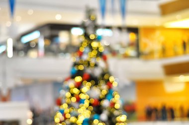 Noel ağacı resmi renkli bokeh ile bulanıklaşır