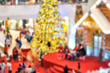 Renkli bokeh ile güzel bulanık Noel ağacı görüntüsü