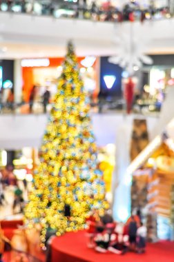 Renkli bokeh ile güzel bulanık Noel ağacı görüntüsü