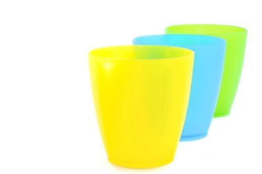 Beyaz arkaplanda izole edilmiş boş plastik bardaklar