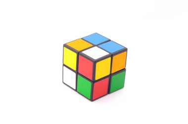rubiks küp üzerinde beyaz izole
