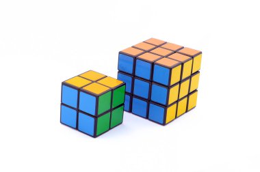 rubiks küp üzerinde beyaz izole