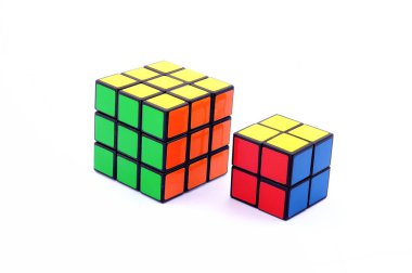 rubiks küp üzerinde beyaz izole