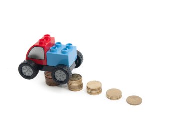 Beyaz üzerine altın para istifleme