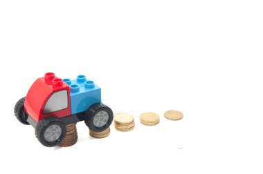 Beyaz üzerine altın para istifleme