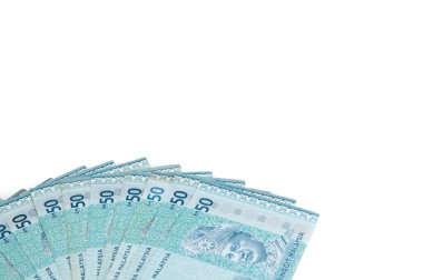 Malezya Para Birimi (MYR): Yüzük Malezya banknotu yığını. Masaya dağılmış yüzlerce halka halkalı Malezya var..