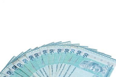 Malezya Para Birimi (MYR): Yüzük Malezya banknotu yığını. Masaya dağılmış yüzlerce halka halkalı Malezya var..