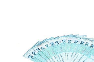 Malezya Para Birimi (MYR): Yüzük Malezya banknotu yığını. Masaya dağılmış yüzlerce halka halkalı Malezya var..