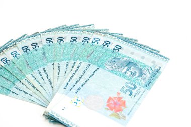 Malezya Para Birimi (MYR): Yüzük Malezya banknotu yığını. Masaya dağılmış yüzlerce halka halkalı Malezya var..
