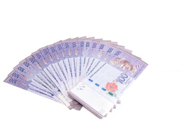 Malezya Para Birimi (MYR): Yüzük Malezya banknotu yığını. Masaya dağılmış yüzlerce halka halkalı Malezya var..