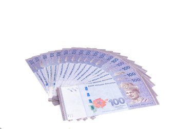 Malezya Para Birimi (MYR): Yüzük Malezya banknotu yığını. Masaya dağılmış yüzlerce halka halkalı Malezya var..