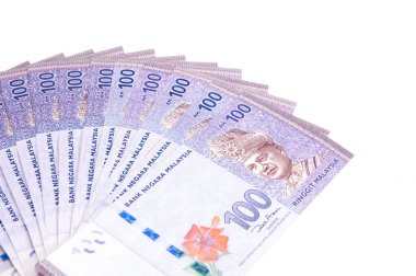 Malezya Para Birimi (MYR): Yüzük Malezya banknotu yığını. Masaya dağılmış yüzlerce halka halkalı Malezya var..