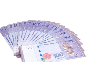 Malezya Para Birimi (MYR): Yüzük Malezya banknotu yığını. Masaya dağılmış yüzlerce halka halkalı Malezya var..