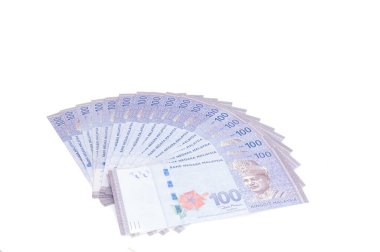 Malezya Para Birimi (MYR): Yüzük Malezya banknotu yığını. Masaya dağılmış yüzlerce halka halkalı Malezya var..