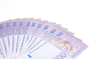 Malezya Para Birimi (MYR): Yüzük Malezya banknotu yığını. Masaya dağılmış yüzlerce halka halkalı Malezya var..