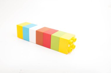 çok renkli plastik tuğlalar çocuklar için oyuncaklar