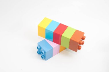 çok renkli plastik tuğlalar çocuklar için oyuncaklar