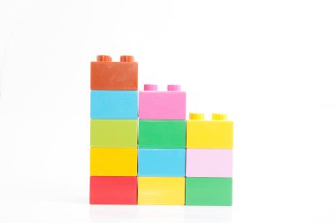 çok renkli plastik tuğlalar çocuklar için oyuncaklar