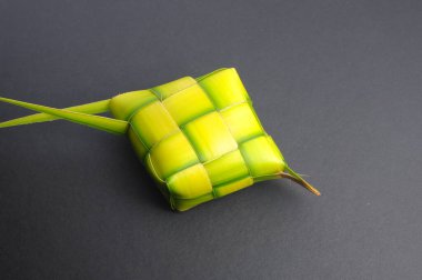 Ketupat ya da pirinç köftesi, festival sezonunda yerel bir lezzettir. Ketupat, pilav pişirmek için taze hindistan cevizi yapraklarından yapılan doğal pirinç kabı.