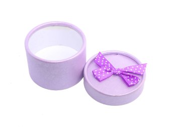 Pembe hediye kutusu beyaz arkaplanda izole edildi