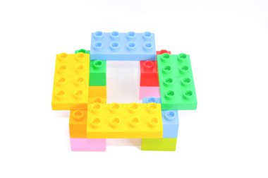 Beyaz arkaplanda Plastik Blok