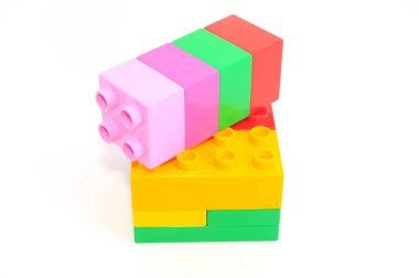 Beyaz arkaplanda Plastik Blok