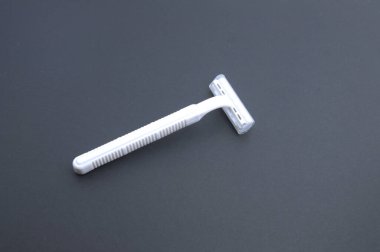 Gri arkaplanda jilet