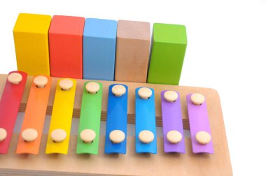 Renkli ahşap yapı taşları