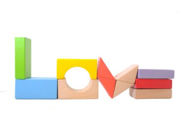 Beyaz arka plan üzerinde izole renkli ahşap oyuncak blokları