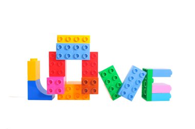 Beyaz arkaplanda izole edilmiş renkli plastik oyuncak blokları 