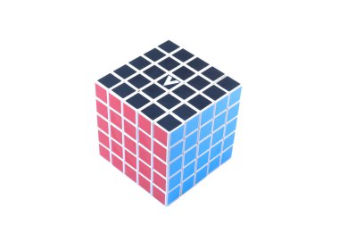 rubiks küp üzerinde beyaz izole