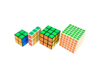 SELANGOR, MALAYSIA - 3 Şubat 2015: Beyaz arkaplanda V-Küp 5. V-Küp 6, Yunan mucit Panagiotis Verdes tarafından icat edilen Rubik küpünün bir versiyonu..